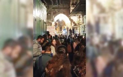 VIDEO. Des manifestants chantent « Ani Maamin » sur le lieu de l’attentat, où Eliyahou Kay a été assassiné