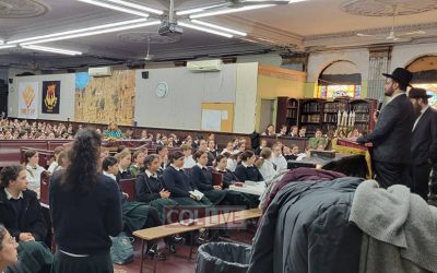 Le grand rabbin d’Iran, le Rav Yehouda Gerami, visite le lycée Beth Rivkah à Crown Heights