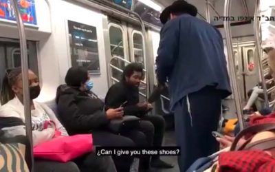 Regardez : Quand un Hassid Habad offre ses chaussures à un sans-abri dans le métro de New York