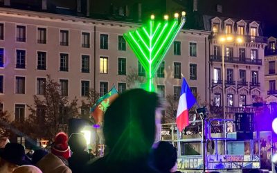 EN IMAGES. Allumage public de la 3ème bougie de Hanouccah au cœur de la ville de Lyon – Place Bellecour