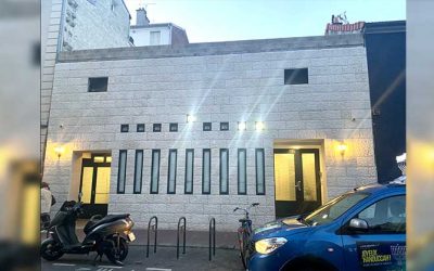 Photo du jour – Beth Habad de Montrouge : La nouvelle façade en pierre de Jérusalem, décorée avec une Menorah