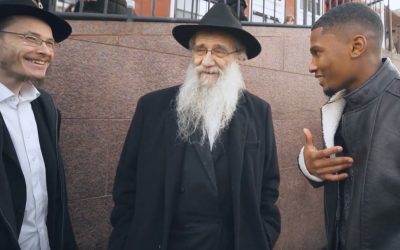 Regardez : Pour perfectionner son apprentissage du Yiddich, un jeune youtuber non-juif part à la rencontre des Loubavitch de Crown Heights