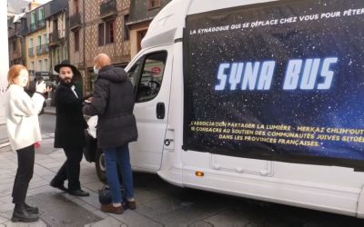 VIDÉO. Le « Syna-Bus » du Merkaz Chlih’out partage les lumières de Hanouccah dans plusieurs villes de province
