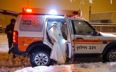 Insolite : Bloqués à Jérusalem en raison de la tempête de neige, de jeunes mariés rentrent chez eux en ambulance