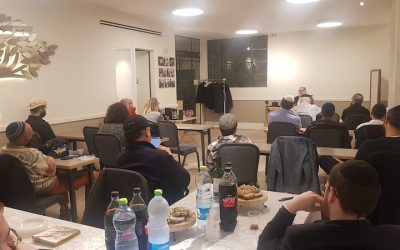 Schlomoh Brodowicz donne une conférence au Beth Habad francophone de Tel Aviv Nord
