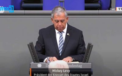 Regardez : Le président de la Knesset, Mickey Levy, récite le Kaddich au Parlement allemand à Berlin