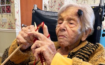 Une survivante de l’Holocauste passe son 110e anniversaire à tricoter – une passion qui a été la clé de sa survie