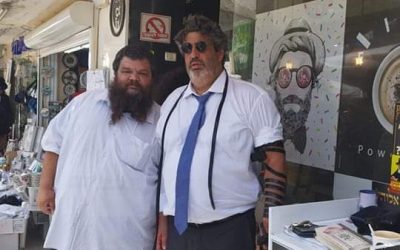 Photo du jour :  Meïr Habib au stand de Tefilines du Rav Mendy LaLoum à Netanya