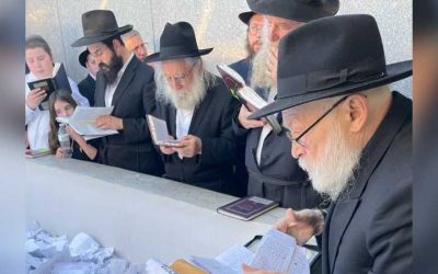 Le secrétaire du Rabbi, Rav Krinsky, se rend au Ohel pour y déposer des lettres de réfugiés juifs ukrainiens