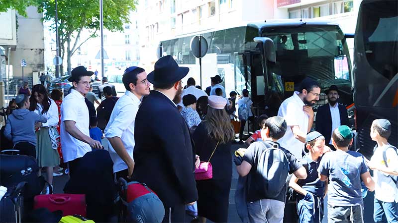 Paris : Départs en autocars de la colonie de vacances « Panassim »