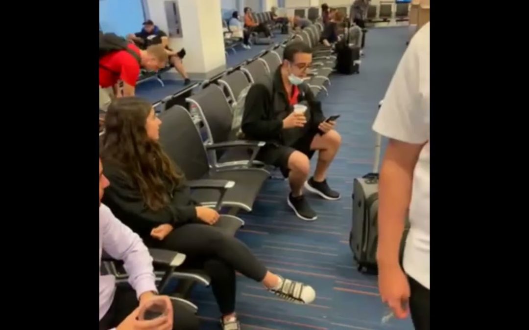 Regardez : Moment joyeux à l’aéroport JFK pour un couple de jeunes mariés