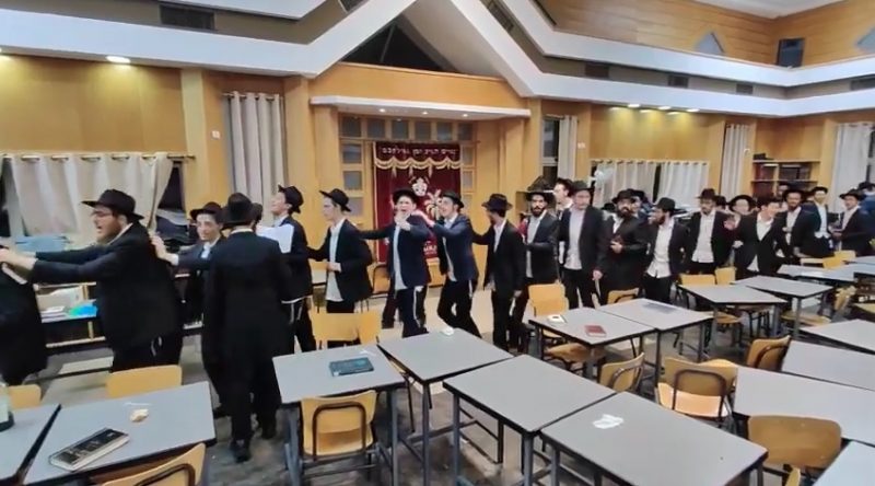 VIDEO. Danses à l’issue des Slihot à la Yéchiva Loubavitch de Migdal Haemek