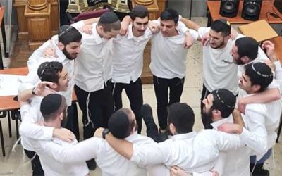 Les Tmimim de la Yéchiva « Daat Menahem » de Jérusalem dansent le mois de Kislev