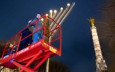 EN IMAGES. Allumage public de Hanouccah sur la Place du Chatelet Motsaei Chabbat Mikets