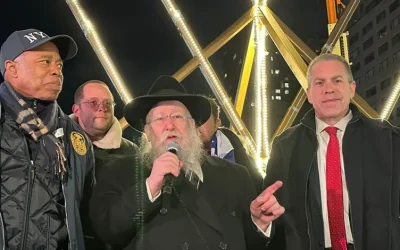 Le maire de New York a allumé la première bougie de la Menorah la plus haute du monde, avec l’ambassadeur d’Israël aux Nations Unies