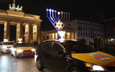 Regardez ! Défilé de voitures avec Hanoukia dans les rues de Berlin