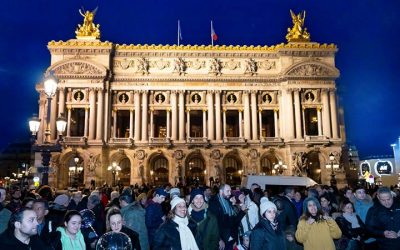 EN IMAGES. Allumage public d’une Ménorah géante sur la Place de l’Opéra