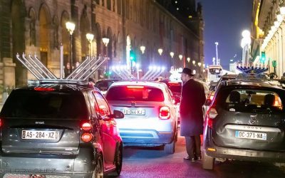 Regardez ! Défilé de voitures avec Hanoukia dans les rues de Paris