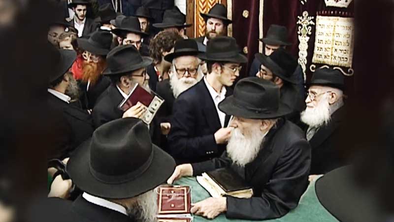 Vidéo inédite (1h30) du Rabbi, pendant la journée du 10 Chevat 5752-1992