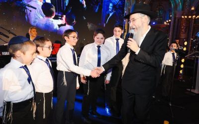 Avraham Fried chante avec les élèves du Heder ChneOr à la soirée de 24 Tevet (Hilloula du Admour Hazaken)