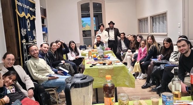 Beth Habad de Nice : 50 étudiants participent a un « wrap party » à la maison des jeunes