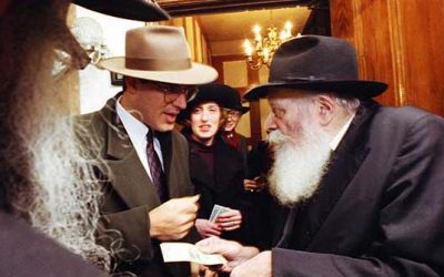 Rav Yehouda Krinsky  : « La distribution des dollars chaque dimanche, une tradition qui a commencé le jour de l’anniversaire du Rabbi en 1986 »