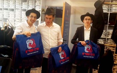 l’association française « Keren Or Yossef Yits’hak » offre des vêtements au élèves du la Yéchiva Loubavitch  de Netanya
