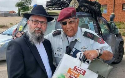 Un geste symbolique de solidarité : le Rav Kutner offre des Matsot  à un lieutenant-colonel blessé pendant l’opération « Eitan »