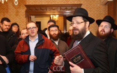 Le Rav Yehouda Teichtal participe à un voyage chez le Rabbi  avec 70 personnes de la communauté juive de Berlin