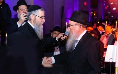 Regardez : « La Bénédiction émouvante » d’Avraham Fried pour le Rav Avraham Shemtov au Gala de Beth Rivka de Crown Heights