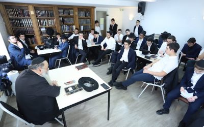 Le Rav Its’hak Gabay partage ses souvenirs avec les jeunes lors de la préparation au 121e anniversaire du Rabbi