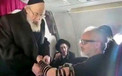 Regardez : Le Rabbi de Pinsk-Karlin met les Tefilines aux voyageurs juifs d’un vol Tel Aviv – Leżajsk