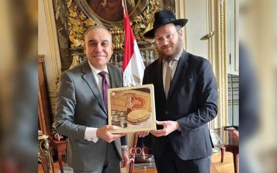 Un geste symbolique fort: le Rav Lévi Matusof, Chalia’h auprès de l’Union européenne, offre des Matsot à l’ambassadeur d’Égypte en France