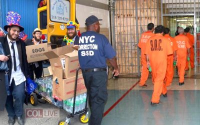 New York : Des bénévoles apportent la joie de Pourim à des dizaines de détenus juifs de la prison Rikers Island