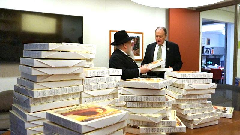 Habad distribue des Matsot Chemourot à des milliers de fonctionnaires des Institutions israéliennes qui siègent à New York