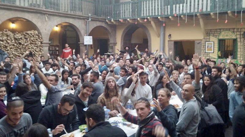 Séder publics de Pessa’h au Beth Habad de Cusco : une expérience mémorable pour les jeunes touristes israéliens