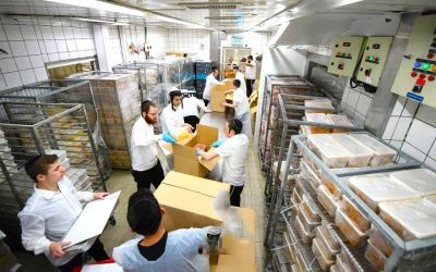 Pessa’h pour tous en Israël : Préparation de 30.000 repas des Seders publics du « Kollel Habad »
