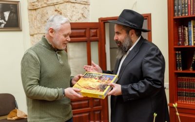 Le maire de Kharkov remercie le Chalia’h du Rabbi pour la présence des émissaires ‘Habad’ dans la ville