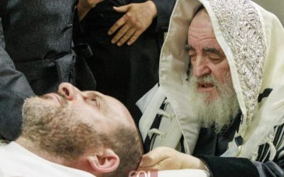 Regardez : Le Rabbi de Vizhnitz est le Sandak d’un immigrant russe qui se fait circoncire peu de temps après son arrivée en Israël