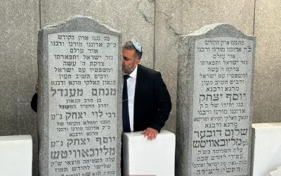 Le Ministre israélien de l’intégration, Ofir Sofer, se recueille dans l’Ohel du Rabbi de Loubavitch lors de sa visite aux États-Unis