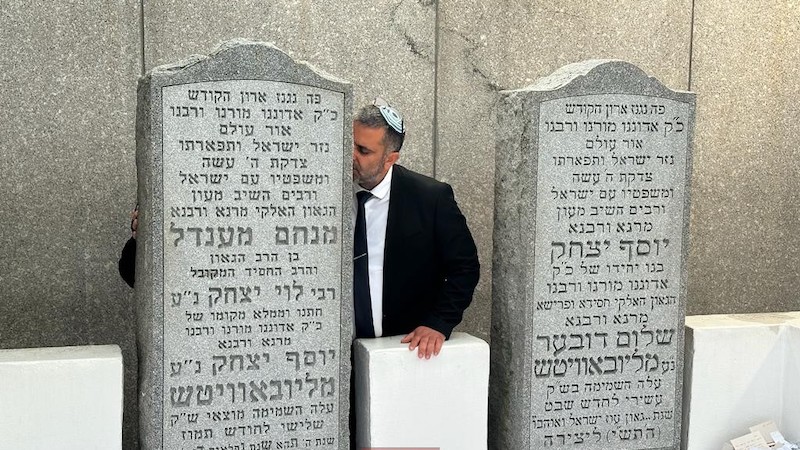 Le Ministre israélien de l’intégration, Ofir Sofer, se recueille dans l’Ohel du Rabbi de Loubavitch lors de sa visite aux États-Unis