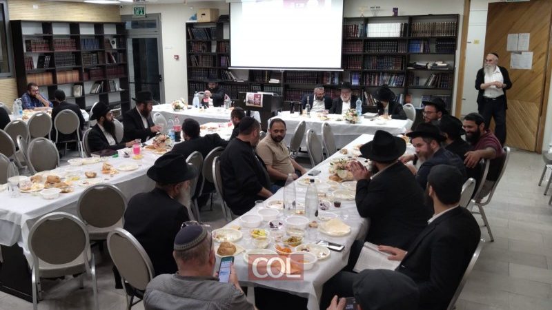 Le Beth Habad de Harish célèbre la conclusion du 42e cycle du Rambam avec le maire et un membre du Conseil rabbinique