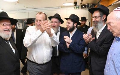 La maire de Tel-Aviv, Ron Huldai, organise un événement en l’honneur du 121ème anniversaire du Rabbi