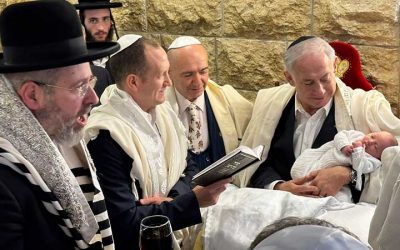Le Premier ministre Benjamin Netanyahu devient parrain lors d’une cérémonie de circoncision