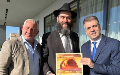 Le Chalia’h du Rabbi à Chypre offre une boite de Matsot Chemourot à Eli Cohen, ministre des Affaires étrangères israélien