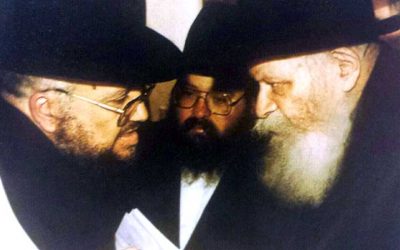 Le Gaon Rav Meir Mazouz reçoit le nouveau recueil contenant les enseignements du père du Rabbi