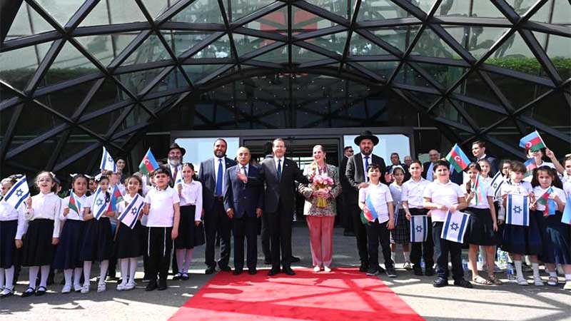 Azerbaïdjan : Le Chalia’h du Rabbi et les étudiants de l’école Habad ‘Or Avner’ ont accueilli le président Its’hak Herzog