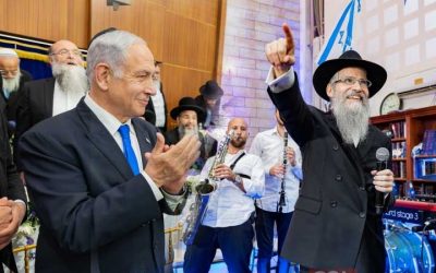 Avraham Fried à la Yéchiva ‘Merkaz HaRav’ célébrant les miracles de la libération du Mur des Lamentations en présence de Binyamin Netanyahou