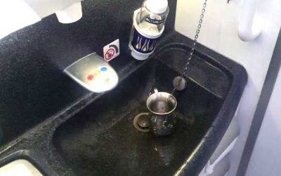 Polémique sur les réseaux sociaux autour d’un récipient de « Netila Yadaïm » dans les toilettes d’un Boeing 787 d’El Al