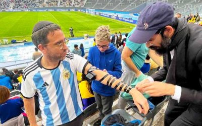Opération Téfilines en Argentine : Le soutien de la communauté Loubavitch à l’équipe de football israélienne lors de la Coupe du Monde U-20